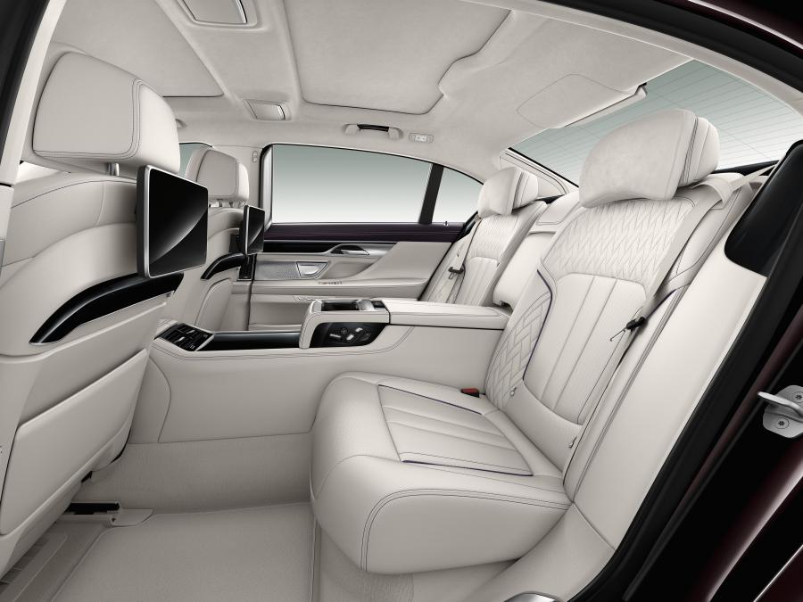 Интерьер BMW M760Li xDrive V12 Excellence (G12) 2017 года  (WW) (фото 11 из 40)
